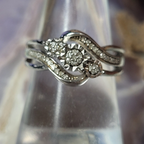 Elegant Silver Ring - Picture 2 of 7
